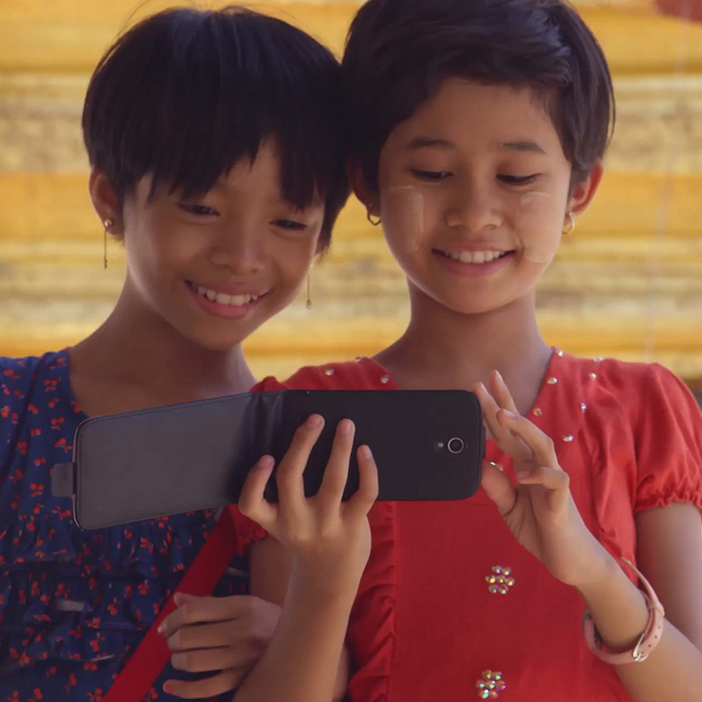 Duas raparigas ao telefone